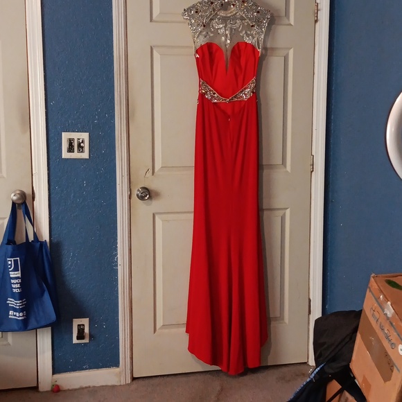 GORGEOUS RED EVENING GOWN - Picture 6 of 16